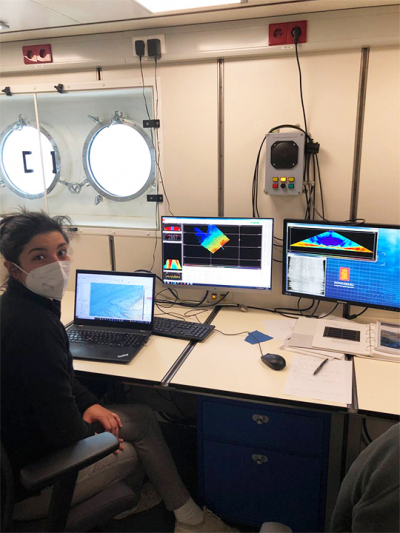 Mit dem Fächerecholot wird die Struktur des Meeresbodens vermessen. Elda kontrolliert den Fortgang dieser Bathymetrie-Messung. Foto: MARUM/ Uni Bremen