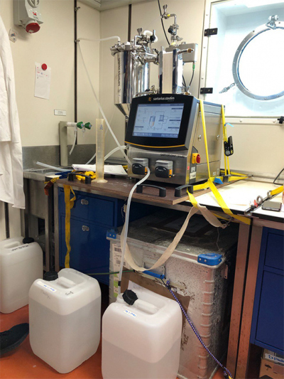 Tracking down sugar using tantential flow filtration. In the research vessel's wet lab, researchers filter seawater to analyze polysaccharides. Photo: MARUM/ University of Bremen