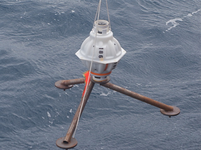 Ein Bodenecholot wird für die Messung am Ozeanboden fertig gemacht. In EPOC sollen in der Bremer Feldstudie 10 dieser Instrumente eingesetzt werden. Foto: Christian Mertens