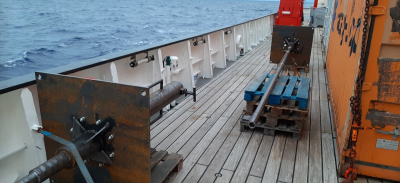 Die FS SONNE am Hafen in Nouméa, und die Gestelle der Meeresbodenobservatorien an Deck.