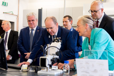 Juliane Filser researches sustainable solutions for a healthy environment and explains to Prince Albert II how she and her team work. 