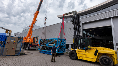 The MARUM-MeBo200 is lifted into the test pool with the help of a large forklift and a crane. Photo: MARUM - Center for Marine Environmental Sciences, Uni Bremen, V. Diekamp