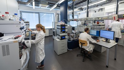 Scientists working in the lab. Photo: MARUM/ Uni Bremen