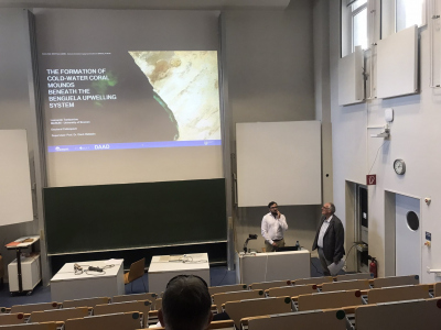 Leonardo and his supervisor Prof. Dr. Dierk Hebbeln in the lecture hall in front of the first slide of Leo's presentation
