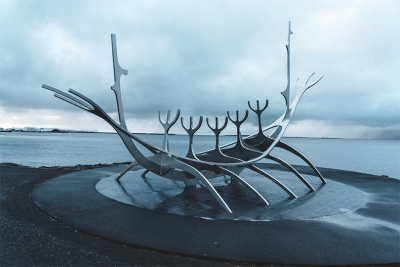 Sonnenfahrt, Skulptur von Jón Gunnar Árnason am Kai der Stadt Reykjavik. Foto: R.Morard 