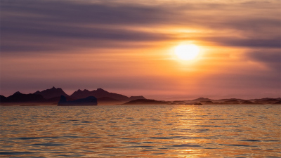 Sonnenuntergang über den Bergen der grönländischen Fjorde. Foto: Raphael Morard
