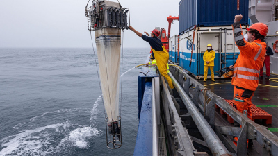 Das Multinetz trifft an Bord ein und alle fünf Netze werden mit Meerwasser gespült. Foto von Volker Diekamp
