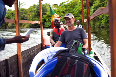 Dr. Enno Schefuß (vorne, MARUM), einer der Hauptautoren der Nature-Studie, mit Dr. Gaël Bouka, Lehrender für Biodiversität an der Université Marien Ngouabi Brazzaville, an Bord des Bootes zum Transport auf dem Kongo während der Expedition 2022. Foto: Yannick Garcin, IRD