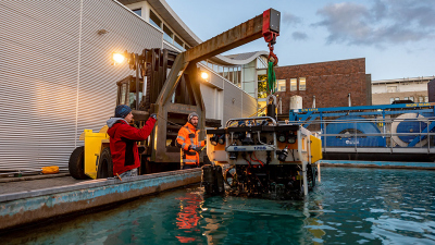 After the test dive, the remotely operated vehicle MARUM-SQUID returns to the surface. Photo: MARUM - Center for Marine Environmental Sciences, University of Bremen; V. Diekamp