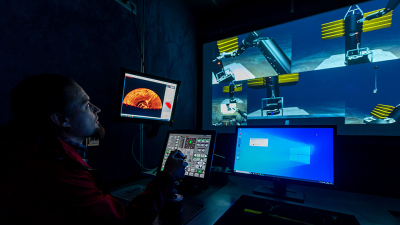 Work on the ocean floor is also practiced in the simulation container. Photos: MARUM - Center for Marine Environmental Sciences, University of Bremen; V. Diekamp