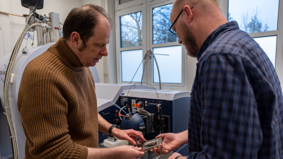 Ein Laser, gekoppelt an ein Massenspektrometer, hilft Dr. Lars Wörmer (rechts) und Prof. Kai-Uwe Hinrichs dabei, die Lipid-Biomarker in jeder Millimeter breiten Schicht zu entschlüsseln. Foto: MARUM – Zentrum für Marine Umweltwissenschaften, Universität B