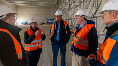 The visitors from NSF and DFG took the opportunity and also toured the dry construction site of the new Center for Deep-Sea Research, which is being built in the direct vicinity of MARUM. There will be another reefer hall for drill cores. They were accomp