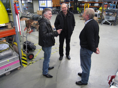 For his book research, Frank Schätzing (left) visited MARUM and spoke with many scientists. Here he is standing with Gerhard Bohrmann and former MARUM director Gerold Wefer (right) in one of the marine technology workshops. Photo: MARUM, G. Bohrmann 