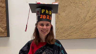 Débora with her doctoral hat and gown