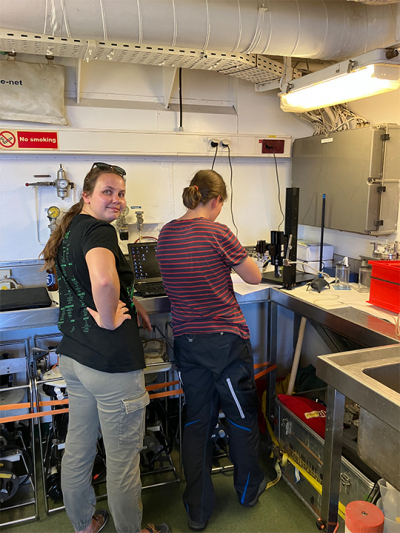 Katell Alaime und Runa Reuter beim Testen des Sedimentsauerstoffsensors. Foto: K. Zonneveld