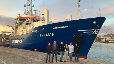 Group photo in front of the Pelagia. Photo: MARUM
