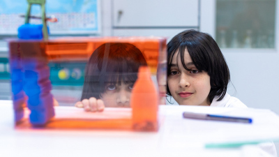 Young researchers experiment at the “Kinder-Uni” at the University of Bremen. Photo: Matej Meza/ Universität Bremen