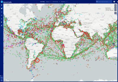Abbildung von der einer frei zugänglichen Webseite des globalen Schiffsverkehrs am 28.3.2023. Die Position der MARIA S. MERIAN heute auf dem Weg nach Montevideo ist mit einem roten Kreis umrahmt.