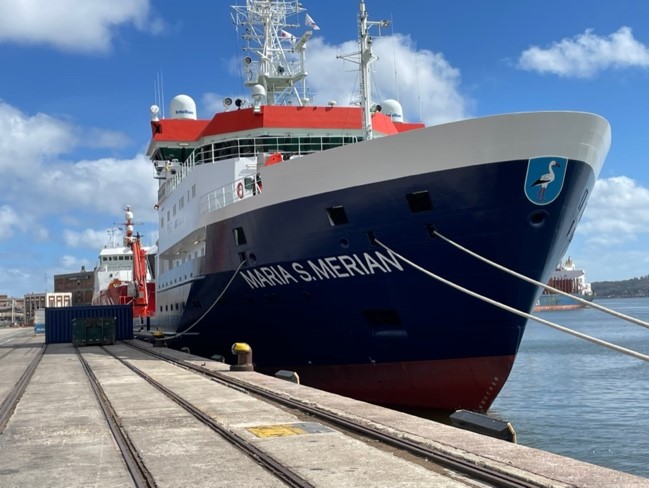 Das Forschungsschiff MARIA S. MERIAN im Hafenbecken von Montevideo. Das MARUM-MeBo200 LARS wird getestet. (Foto: H. Pälike)