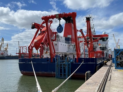 Das Forschungsschiff MARIA S. MERIAN im Hafenbecken von Montevideo. Das MARUM-MeBo200 LARS wird getestet. (Foto: H. Pälike)