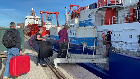 Scientific participants bring their personal belongings on board. Photo: H. Pälike