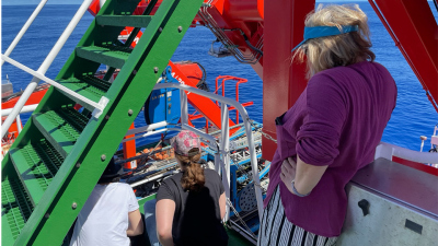 The deployment of the MARUM-MeBo is observed by female scientists on deck. Photo: MARUM, H. Pälike