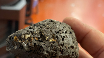 Handstück aus verwittertem Basalt mit kleinen „Löchern“, die beim Austreten der Magma aus Gasblasen entstehen. Foto: MARUM/H. Pälike