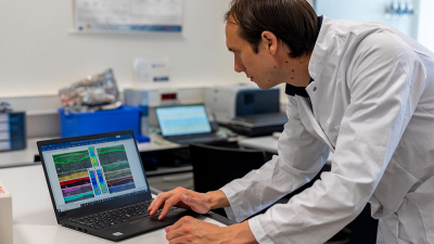 Benjamin Nettersheim, one of the lead authors of the study, examines ultra-high-resolution elemental and molecular maps of 1.64 billion years-old rock samples analyzed at the Geobiomolecular Imaging Laboratory at MARUM. Photo: MARUM – Center for Marine Environmental Sciences, University of Bremen; V. Diekamp