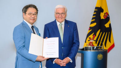 Fumio Inagaki (links) erhält den Philipp Franz von Siebold-Preis von Bundespräsident Frank-Walter Steinmeier. Foto: Humboldt Foundation/D.Ausserhofer