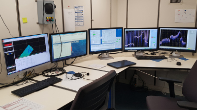 Im Hydroakustikraum sorgen die fünf Bildschirme für die stetige Datensicherung. Ein waches Auge wird benötigt, um den Überblick zu behalten. Foto: MARUM