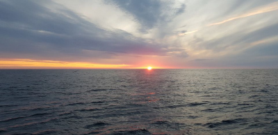 Rosarot spiegelt sich die Sonne auf dem Meer und verleiht den Wolken ein kräftiges Orange. Foto: MARUM