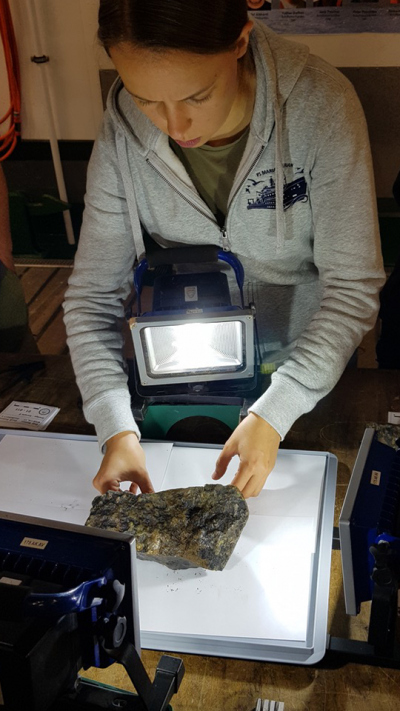 Viele WissenschaftlerInnen sind bei der Gesteinsbeschreibung, Zerkleinerung, Fotografie und Inventarisierung und Verpackung beteiligt. Foto: MARUM