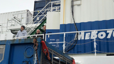 Selbst das MeBo-Team lässt für ein paar Minuten das Bohrgerät ruhen und freut sich über die Meeressäuger und die frische Luft außerhalb des Kontrollcontainers. Foto: MARUM
