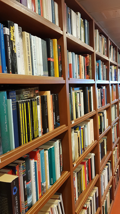 Das endlos lange Bücherregal bestückt mit Genres sämtlicher Art. Foto: MARUM