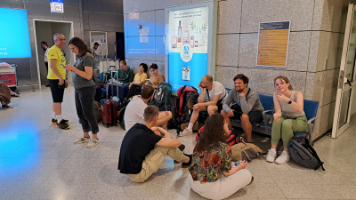 Warten am Flughafen Athen, Foto: E. Schefuß