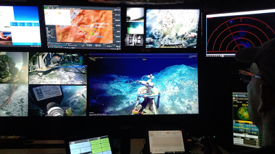 Die am Ozeanboden installierte MARUM-Kamera auf den Kontrollschirmen eines ferngesteuerten Tauchroboters. Foto: MARUM, Eberhard Kopiske; ROV: ROPOS