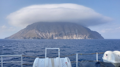 Die Insel Andimilos mit Hut in Form von Cumulus-lenticularis-Bewölkung. Quelle: Andreas Raeke