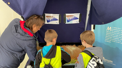 Gerhard Bartzke shows two students how bathymetric maps are created. Photo: MARUM, J. Nitsch
