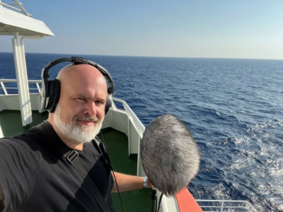 Reporter und Produzent Markus Haist an Bord der FS METEOR. 