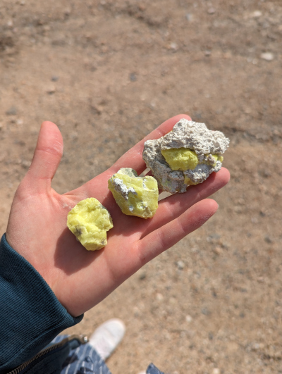 Desposits of sulfur in Joelys hand