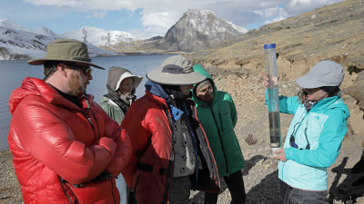 Bronwen Konecky von der Washington University in St. Louis (ganz rechts) untersucht einen Kern von Seesedimenten aus dem Sibinacocha-See in Peru. Foto: Thomas Malkowicz, Washington Universität in St. Louis 