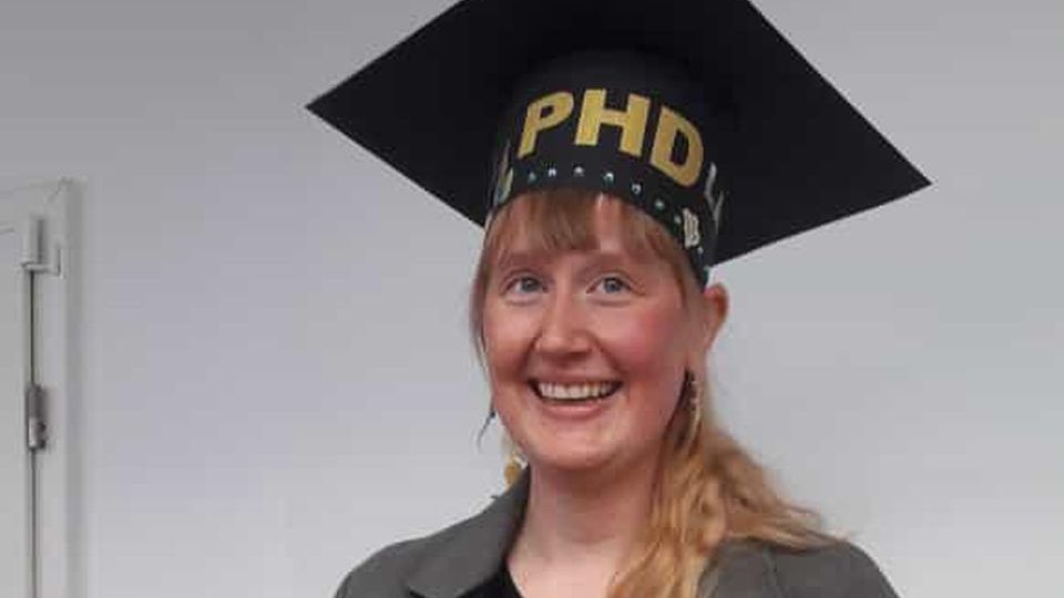 Lara Stuthmann with her doctoral hat and flowers