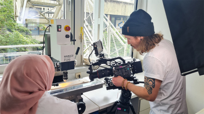 Together with MARUM-doctoral student Hana Camelia, a cameraman from the agency Gretchen takes video footage of a coral drill core. Photo: MARUM – Center for Marine Environmental Sciences, University of Bremen, T. Felis