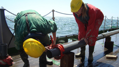 The researchers used the gravity corer to recover the sediment core in the Gulf of Taranto. Photo: MARUM – Center for Marine Environmental Sciences, University of Bremen