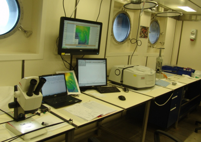 Blick auf den Arbeitsplatz des hydrogeologischen-mineralogischen Labors auf der FS SONNE