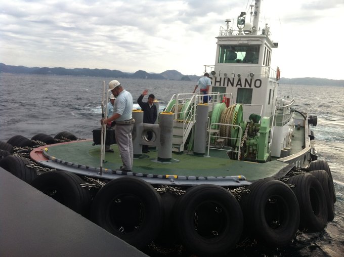 Das Pilotboot Shinano holt den japanischen Kolbenlottechniker Ei Hatakeyama ab, der auf einer anderen Mission benötigt wird. Foto: A. Kopf, MARUM