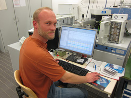 MARUM-Wissenschaftler Dr. Enno Schefuß analysiert Proben mit Hilfe des Massenspektrometers.