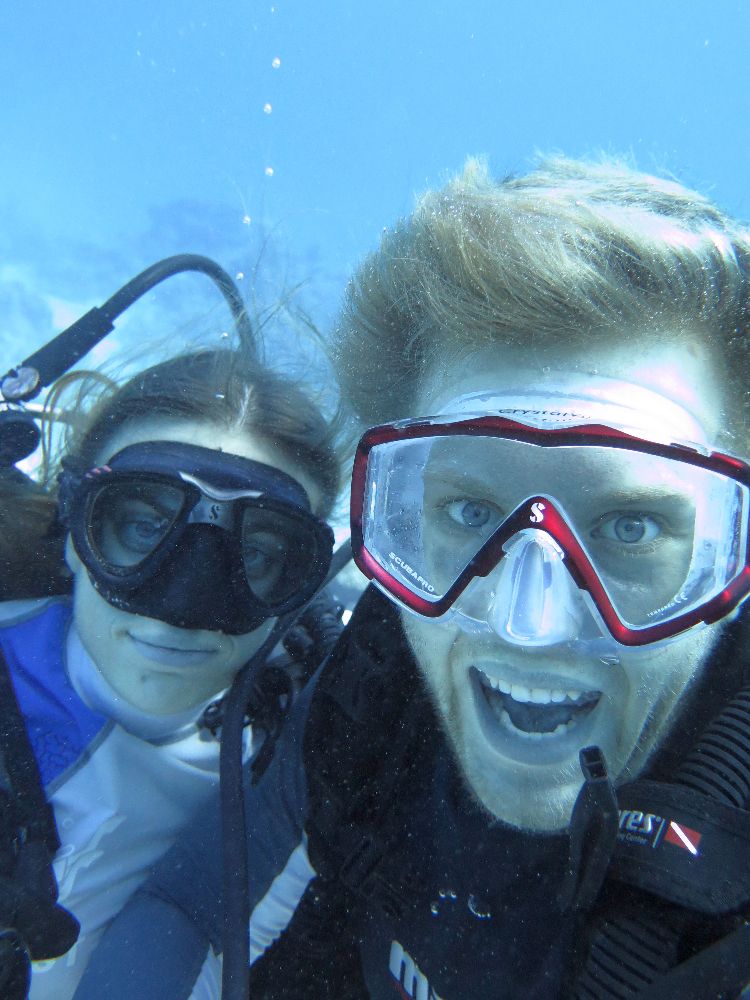Diving selfie of Claudia Pogoreutz and Nils Rädecker during coral collection in the field